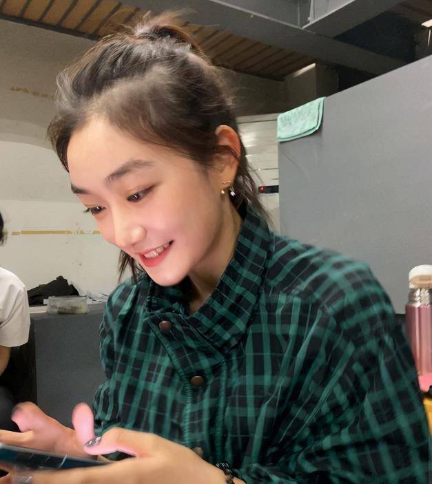 孙俪妹妹孙妍在北电端晒出合影,脸上洋溢着青春的笑容,未来可期!