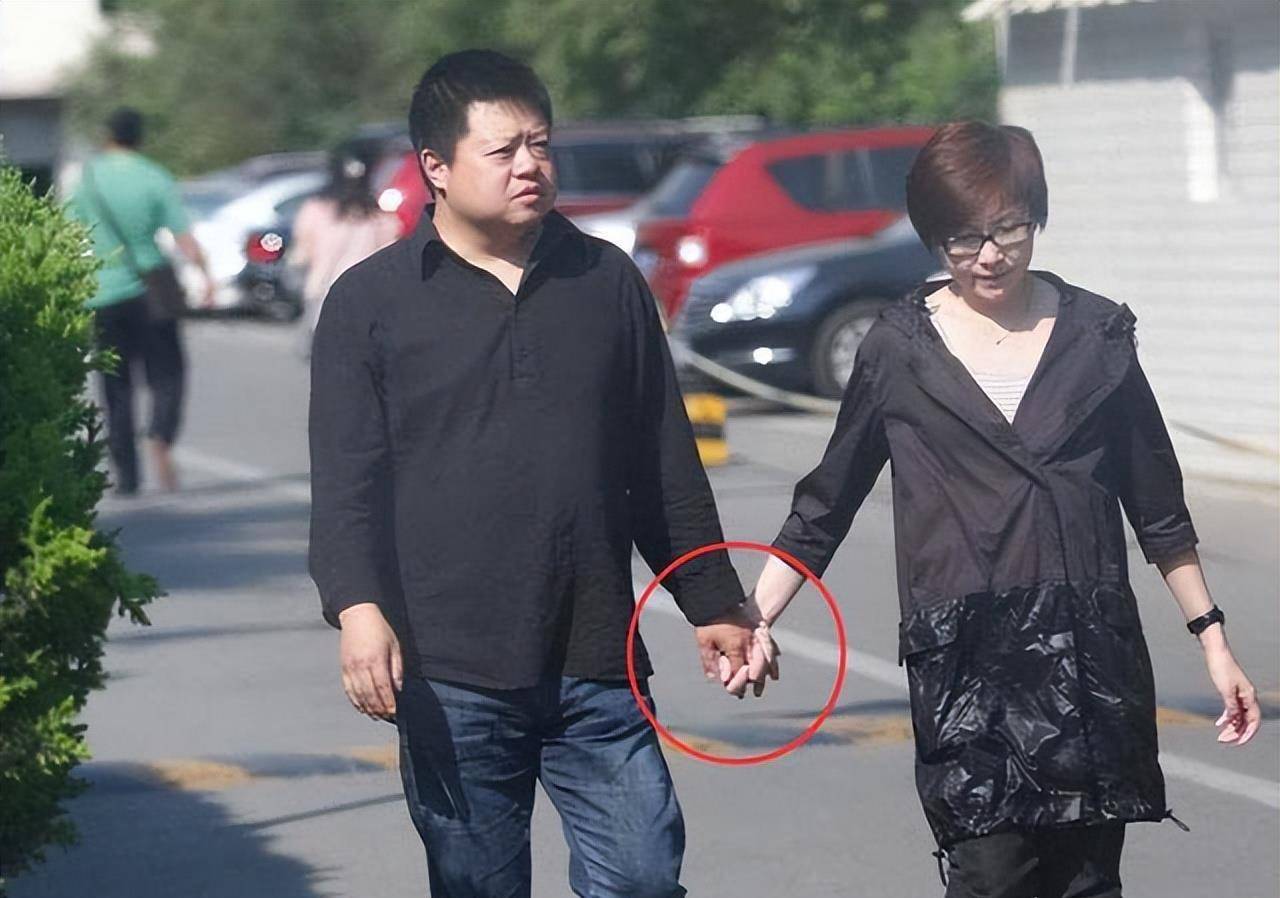 原创作为低颜值男神,马东靠智商上位,他妻子肤白貌美,年轻有气质_马季