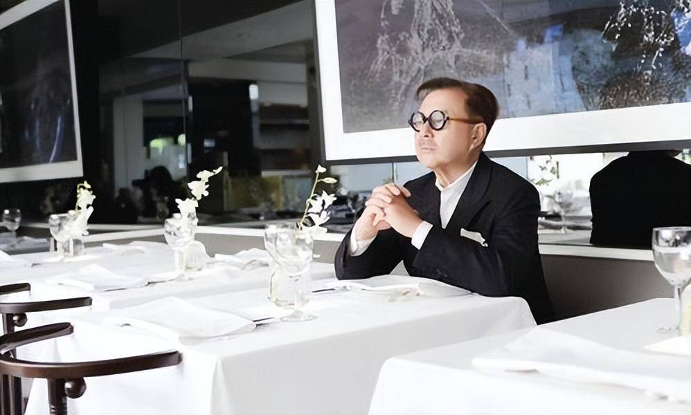 周英华:貌不惊人的华裔食神,四位夫人个个貌美,80岁老来得子