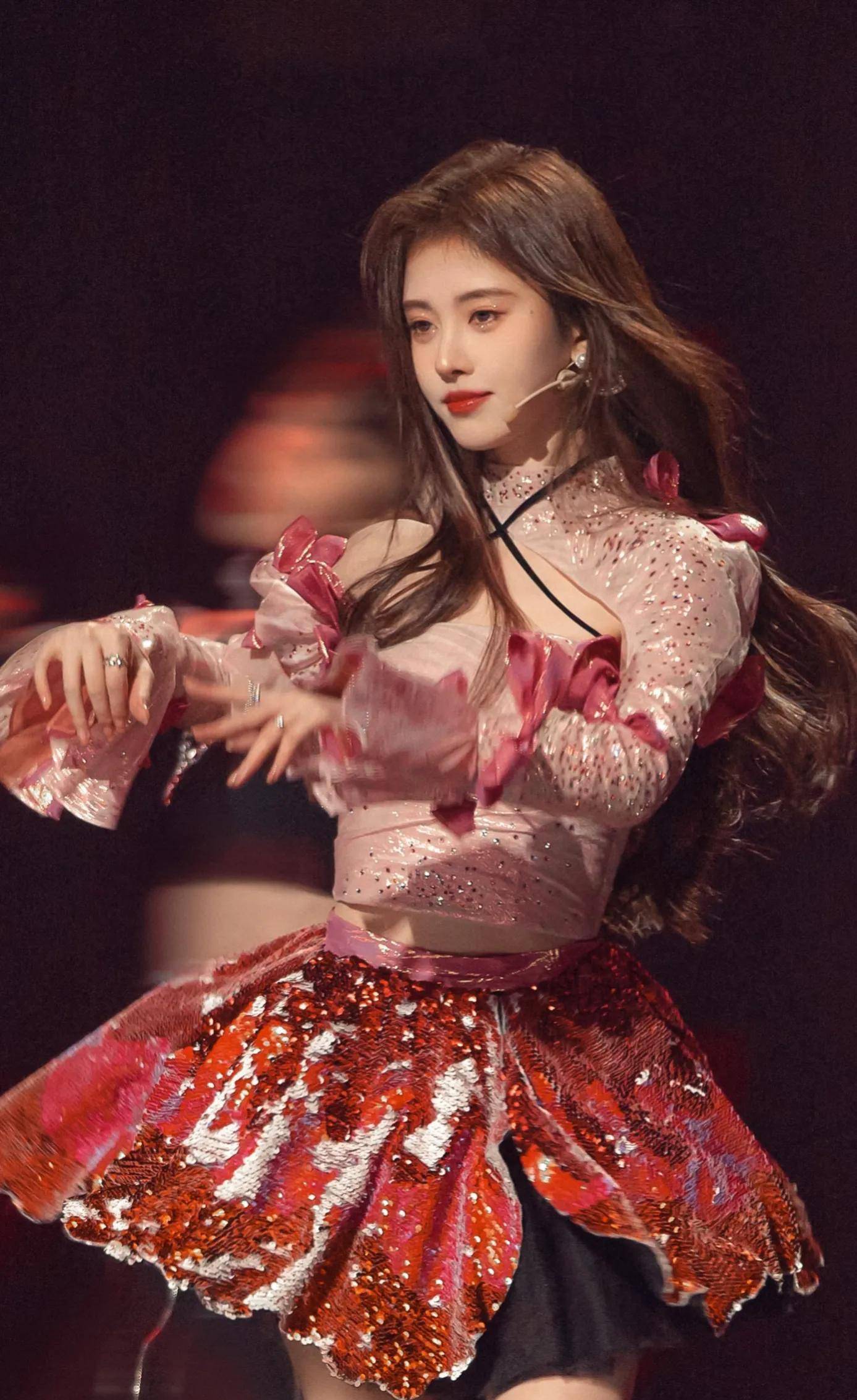 别说鞠婧祎hold住,她在歌唱台上热舞,比张元颖还轻松_张元英_漂亮