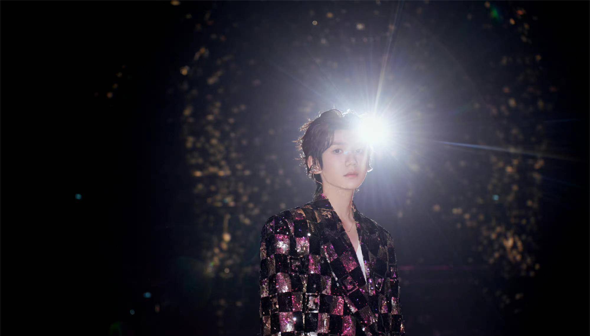 《2023江苏卫视跨年演唱会》中,王源连唱三首歌,一个人就是一支乐队