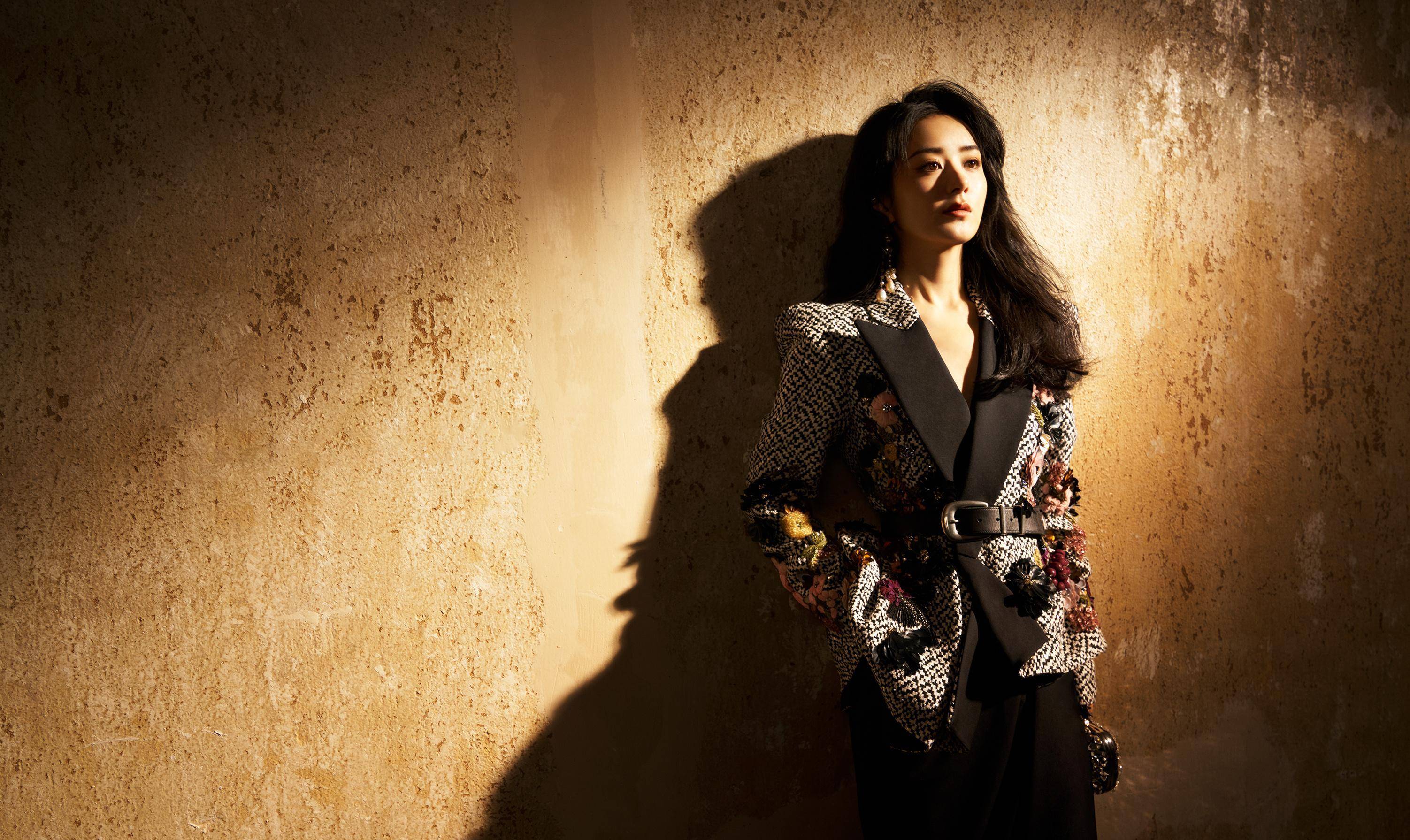 赵丽颖费加罗开年刊封面,露背长裙性感迷人,浓浓港风梦回许半夏