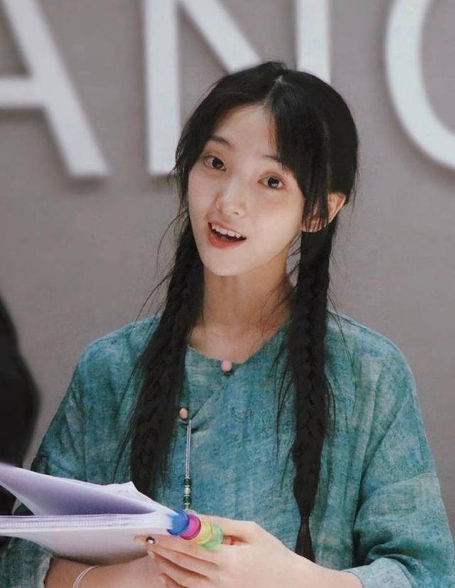 14岁陶奕希肤白貌美,穿搭时髦大人都比不过_穿着_风格_演技