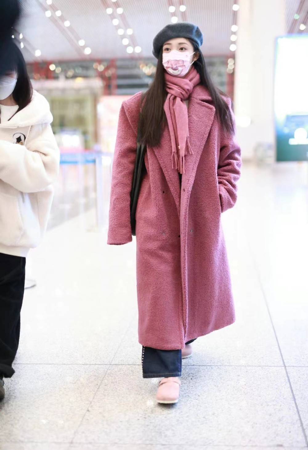 周洁琼穿粉色毛呢大衣配同色系围巾,甜美温婉,少女感十足