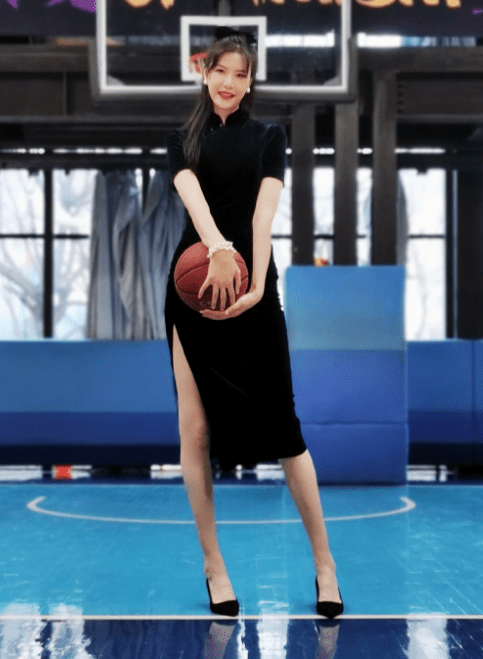 1米95女篮许诺,颜值高被赞女神,退役后当网红,35岁单身_身高_成为了