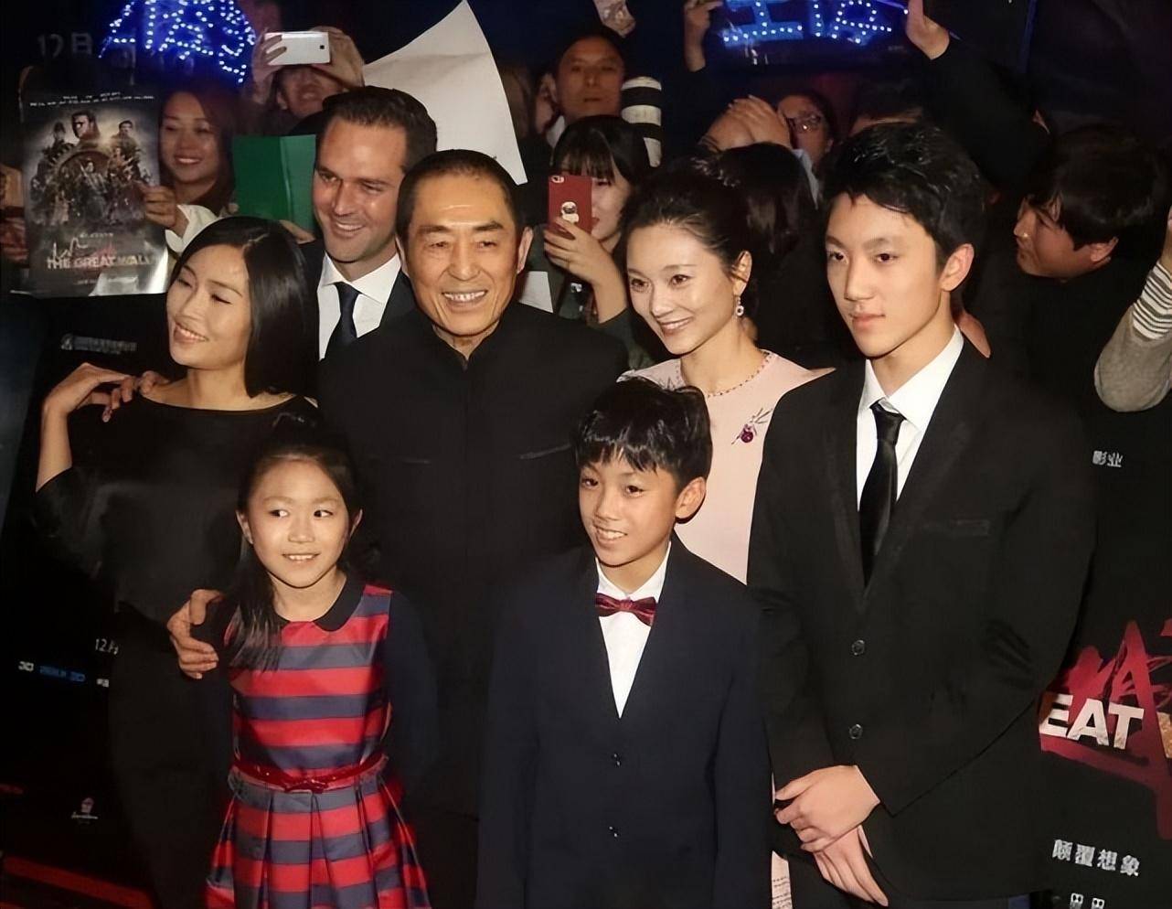 张艺谋带全家同台,70多岁精神矍铄,小31岁妻子和女儿同框像姐妹