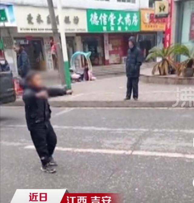 “小马云”范小勤被曝当街拦车乞讨官方：有低保，生活能保障