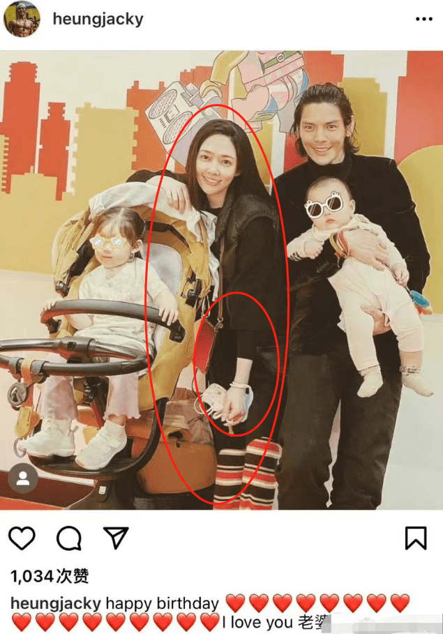 向佐和郭碧婷的一家四口全家福里,女儿坐在儿子的婴儿车上,小儿子被