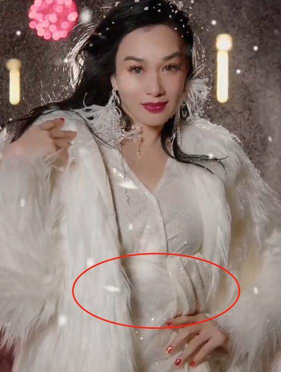 钟丽缇晒雪景大片,表情过猛显尴尬,当场下跪表白老公_张伦_网友_年龄