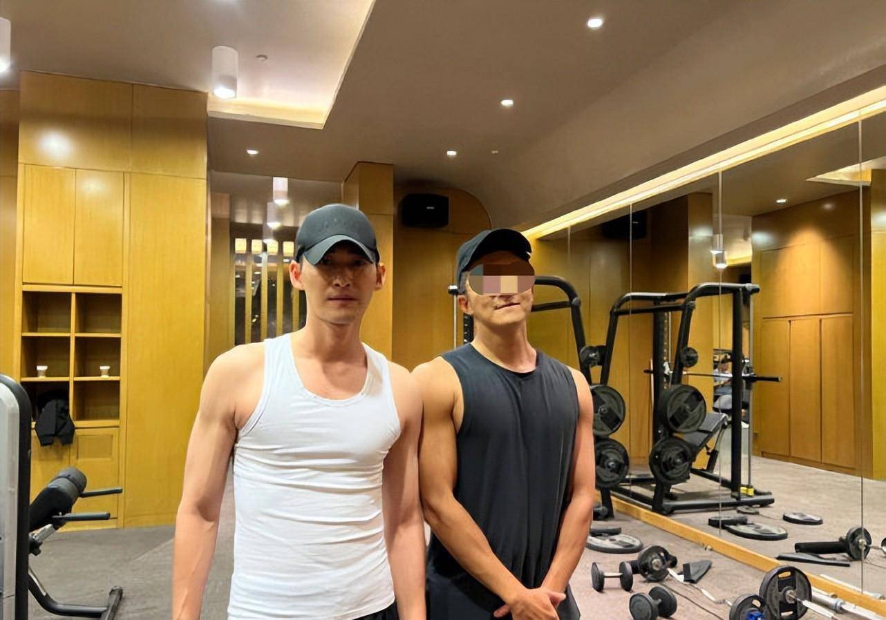 也难怪他对自己的颜值有足够的信心每天坚持不懈的健身,身材确实蛮好