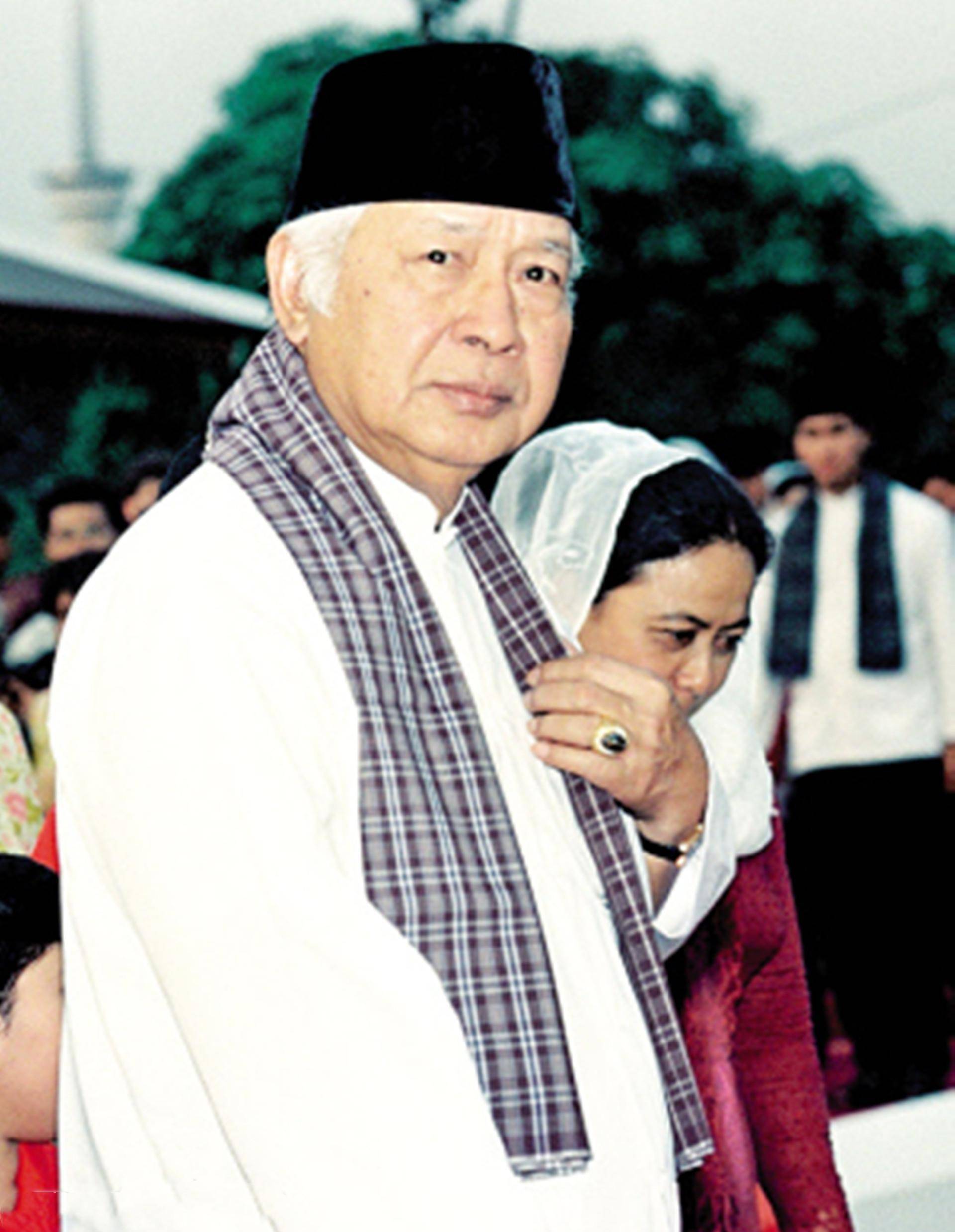 虽然此时的苏哈托威信骤增,但人家苏加诺毕竟是总统,跟人家对着干也不