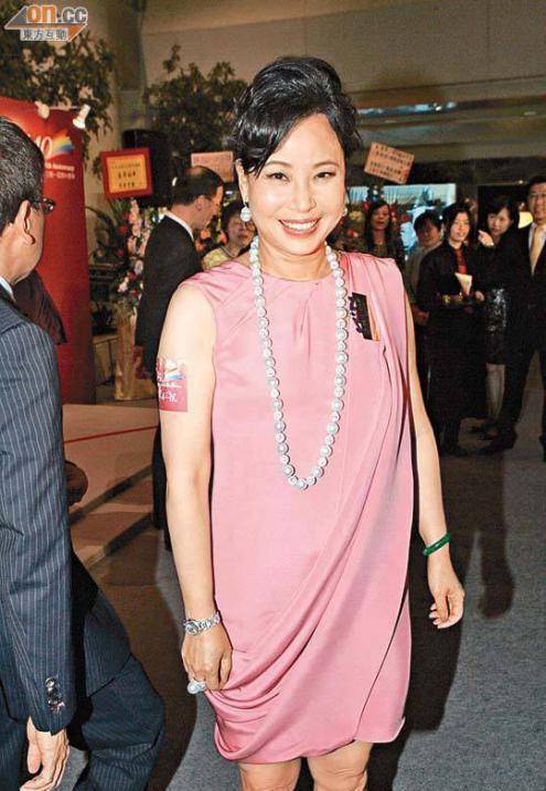 护工到阔太完美蜕变,穿旗袍大秀玲珑身材_陈婉珍_时尚_变化