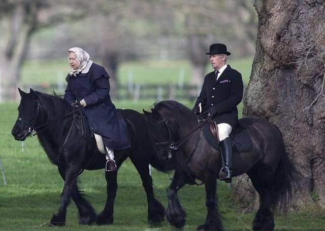 2017年3月6日,90岁的英国女王伊丽莎白二世在马夫的陪同下,在泰晤士河