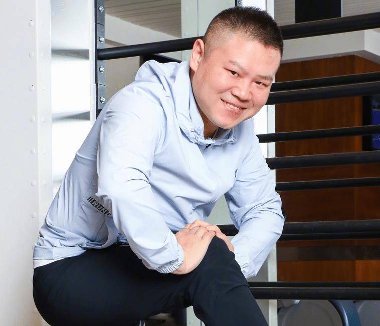 岳云鹏36岁生日,老婆找不到合照错过卡点,我却留意《极挑》兄弟_岳岳