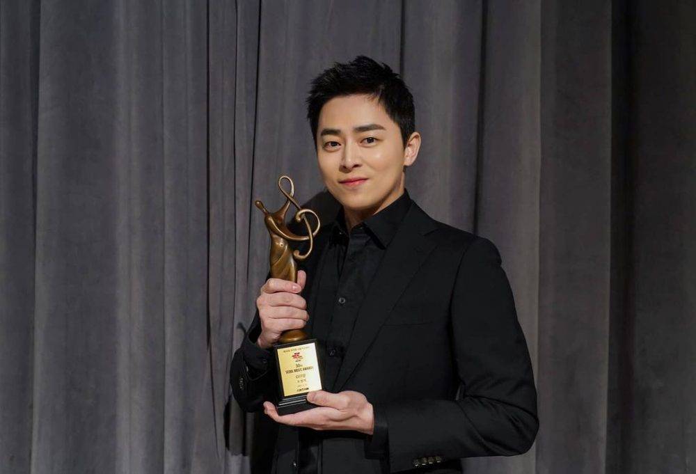 但是,这样的他站在身高 184cm 的 郑敬淏 及 183cm 的 柳演锡 身边