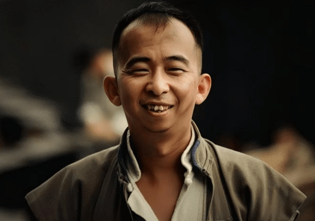 演员巨兴茂:因丑出名,7年赚来亿万身价,娶高挑美娇妻改善基因_郭靖宇