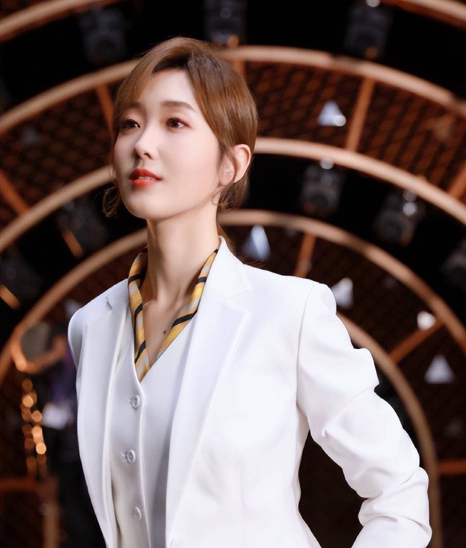 央视大赛新闻类银奖得主,主持人登上春晚舞台_王佳宁_总台_中央