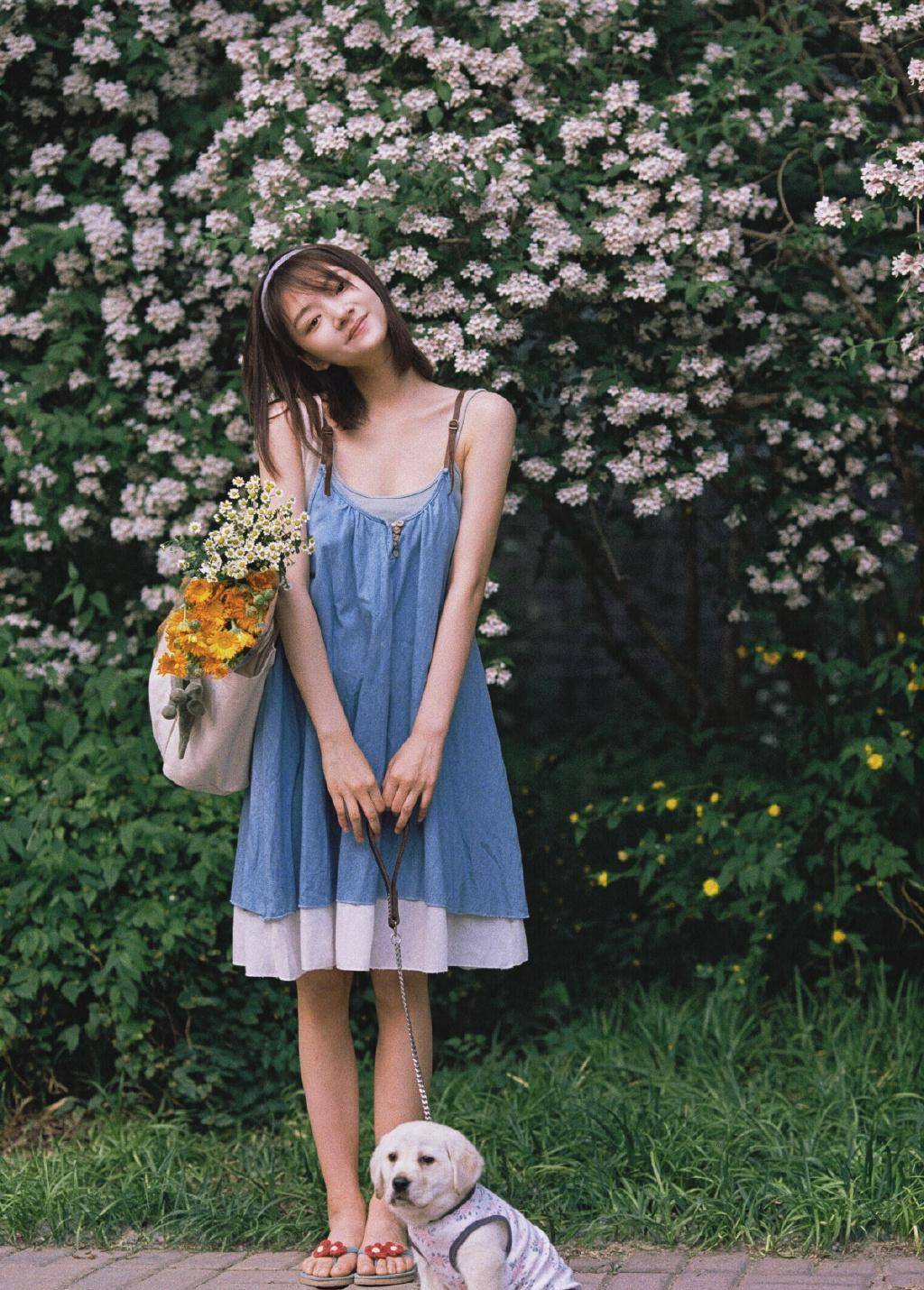 她21岁演王凯的女儿快速走红,今穿白衬衫梳短发,清新可爱_任敏_女孩