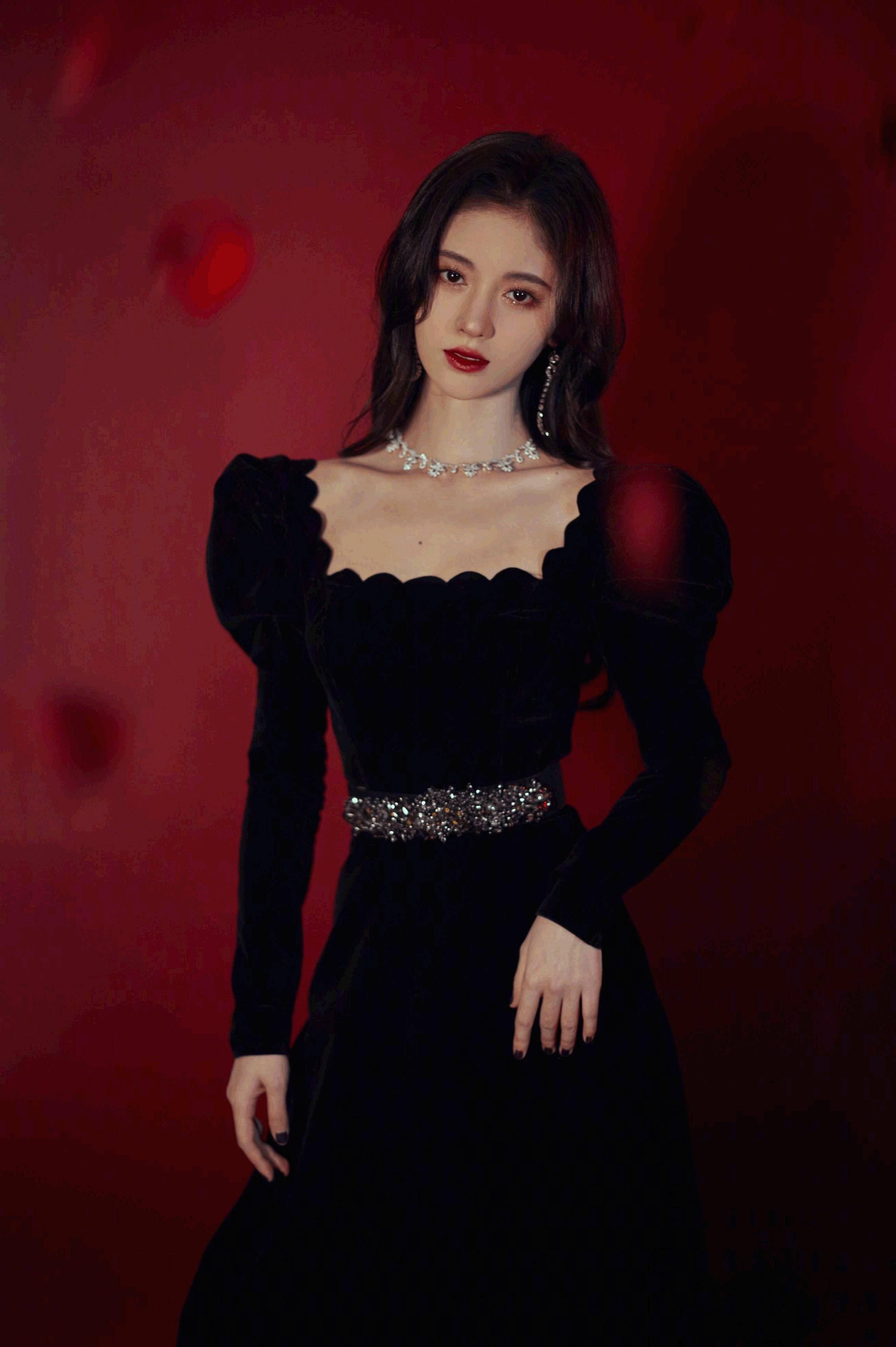 明星穿礼服出席各种场合是很常见的,鞠婧祎绝对是那最娇艳小辣椒.