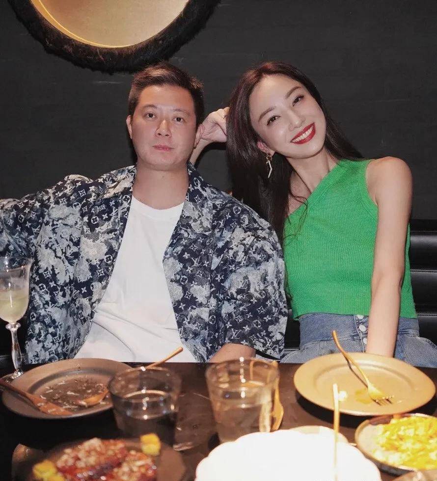 郑希怡7岁爱女梁浸浸美貌直逼妈妈,长居上海一年学费花逾6位数_内地