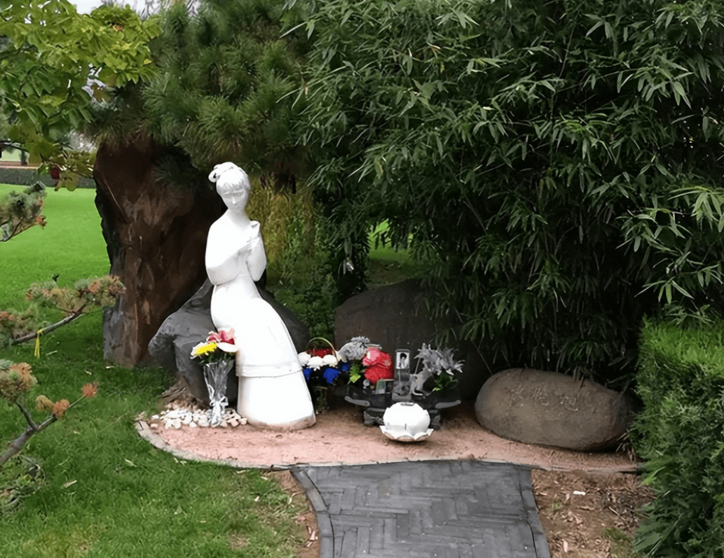 成了家喻户晓的名人,为了纪念女儿,陈晓旭的父母在墓地里立了一尊林