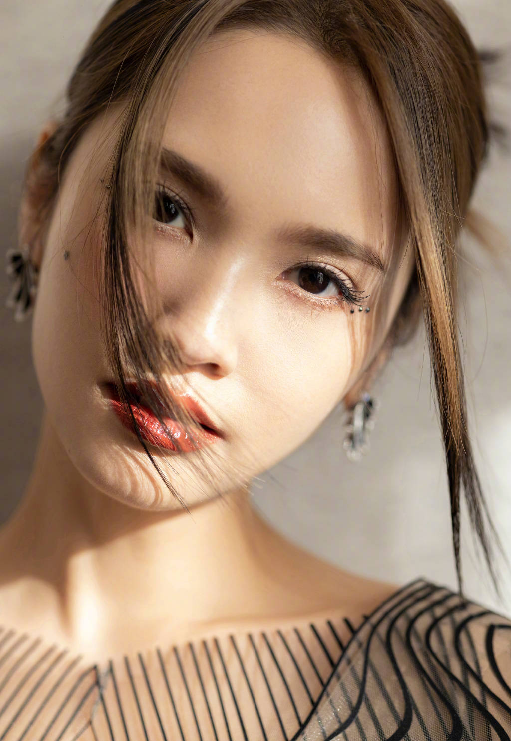 杨丞琳肤白貌美眼神冷艳 透视装大秀长腿好身材-搜狐大视野-搜狐新闻