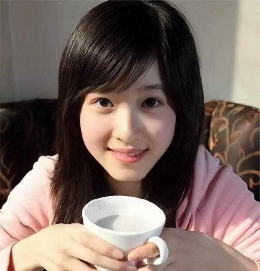 在最近的照片中,章泽天看起来超级可爱,脸上满是婴儿肥,圆溜溜的眼睛