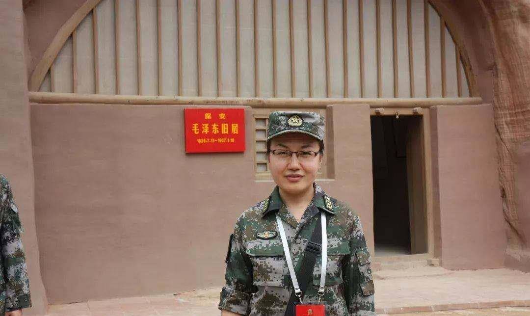 李莉逐渐成为家喻户晓的军事评论员,但是相比较这些电视荣誉,李莉更看