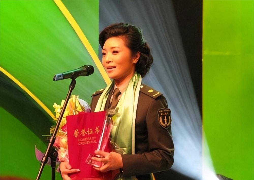 歌唱家李丹阳一生与音乐为伴,无儿无女至今未婚,57岁有了烦心事_舞台