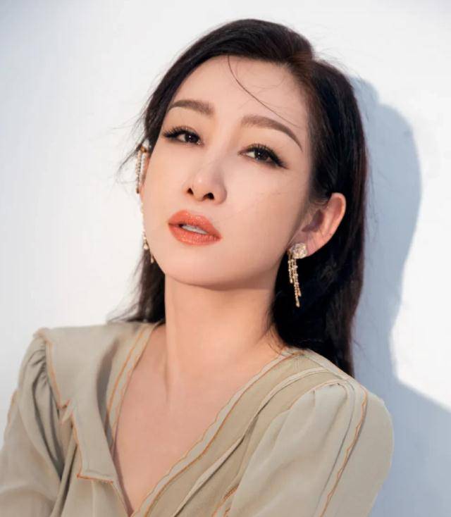 蒋勤勤节目中为自己的神颜苦恼:这么多年还被夸颜值,好失败_秦海璐