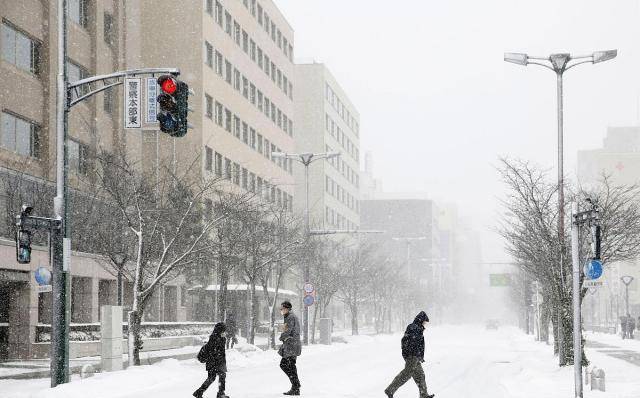 寒流侵袭多地降暴雪，日本人出门全副武装，网友：说的不怕冷呢?？