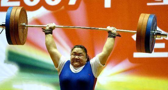 "亚洲第一女大力士"唐功红, 奥运夺金后七窍流血, 结婚8年无子_妈妈