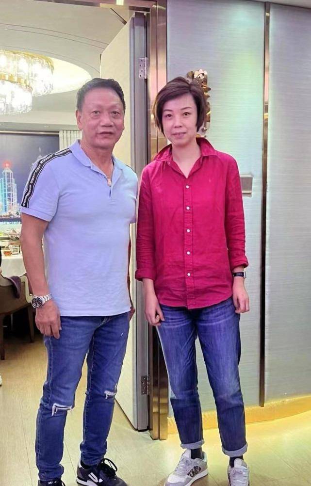 嫁61岁富豪定居香港,如今儿女双全_女儿_徐威_乒乓球