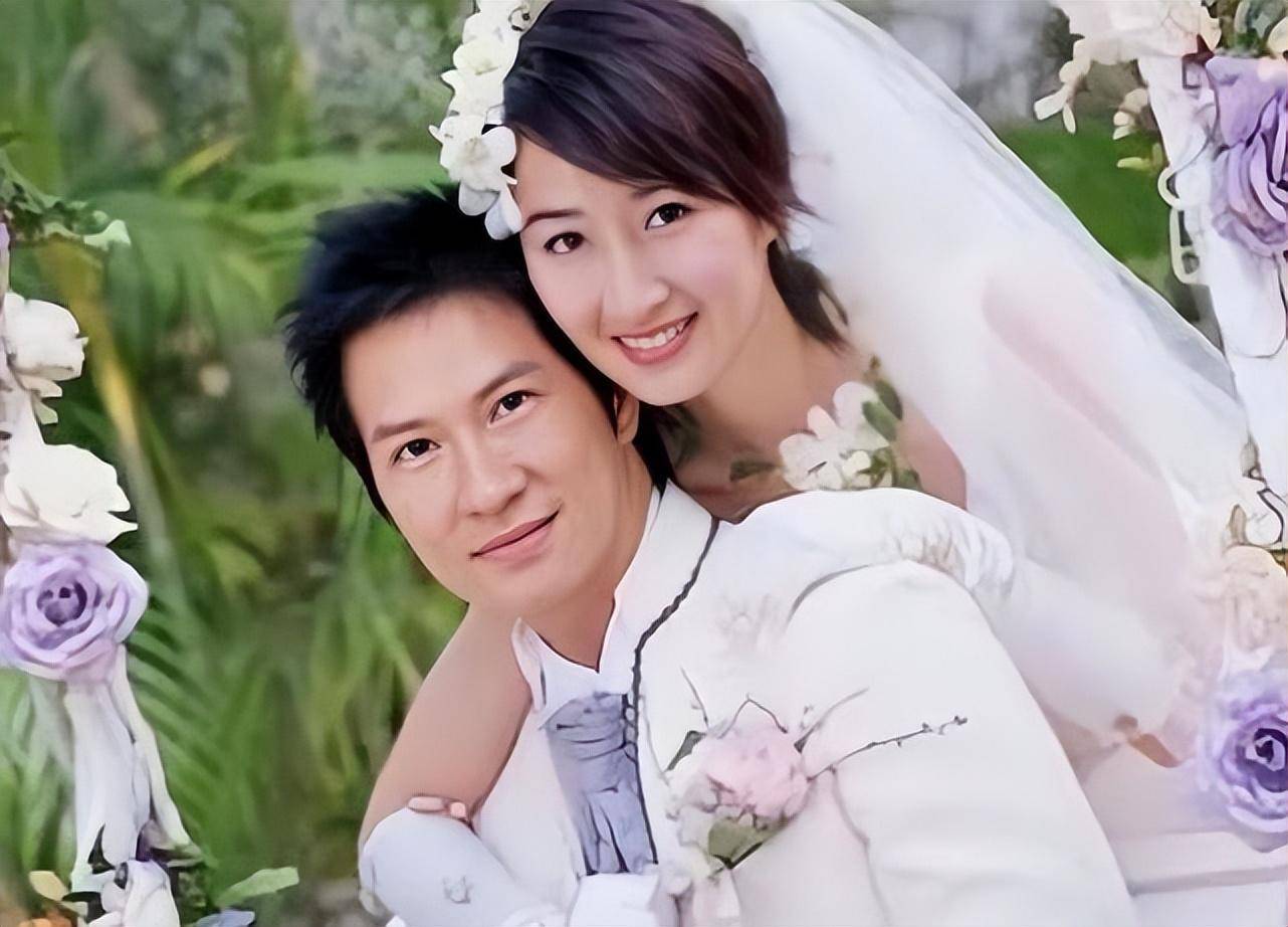 张家辉相伴妻子30年,从无绯闻恩爱如初,多少明星夫妻羡慕不来_关咏荷