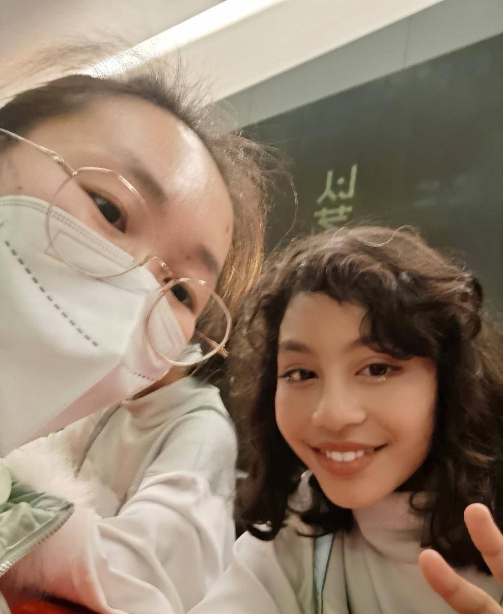 刘烨儿子刘诺一变身小艺术家出演音乐剧,女儿刘霓娜留卷发超漂亮