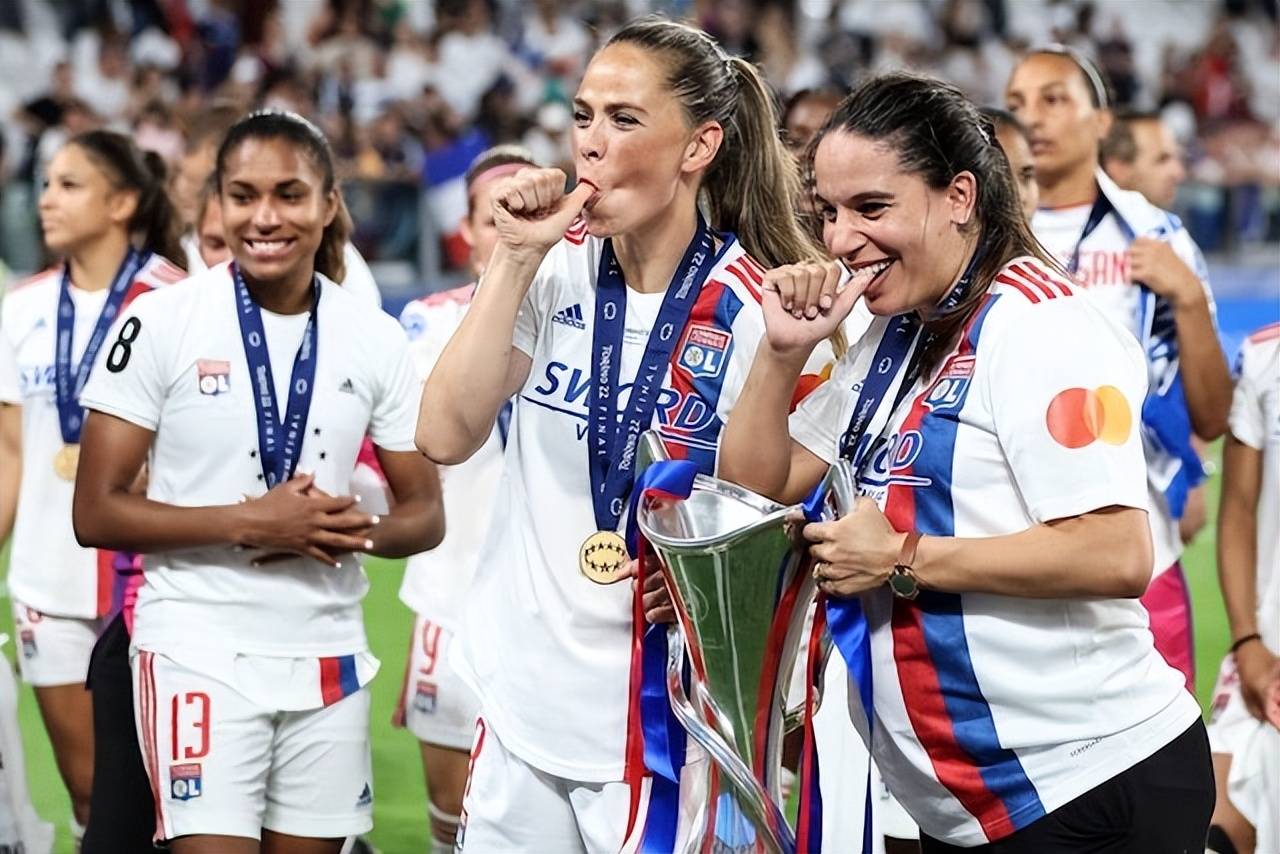 改变的契机萨拉·比约克与艾玛·穆坎迪的事例,让世人惊觉女子足球