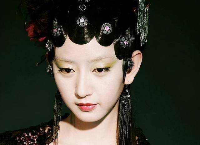 39岁的唐一菲原名唐璐,中央戏剧学院表演系科班出身.