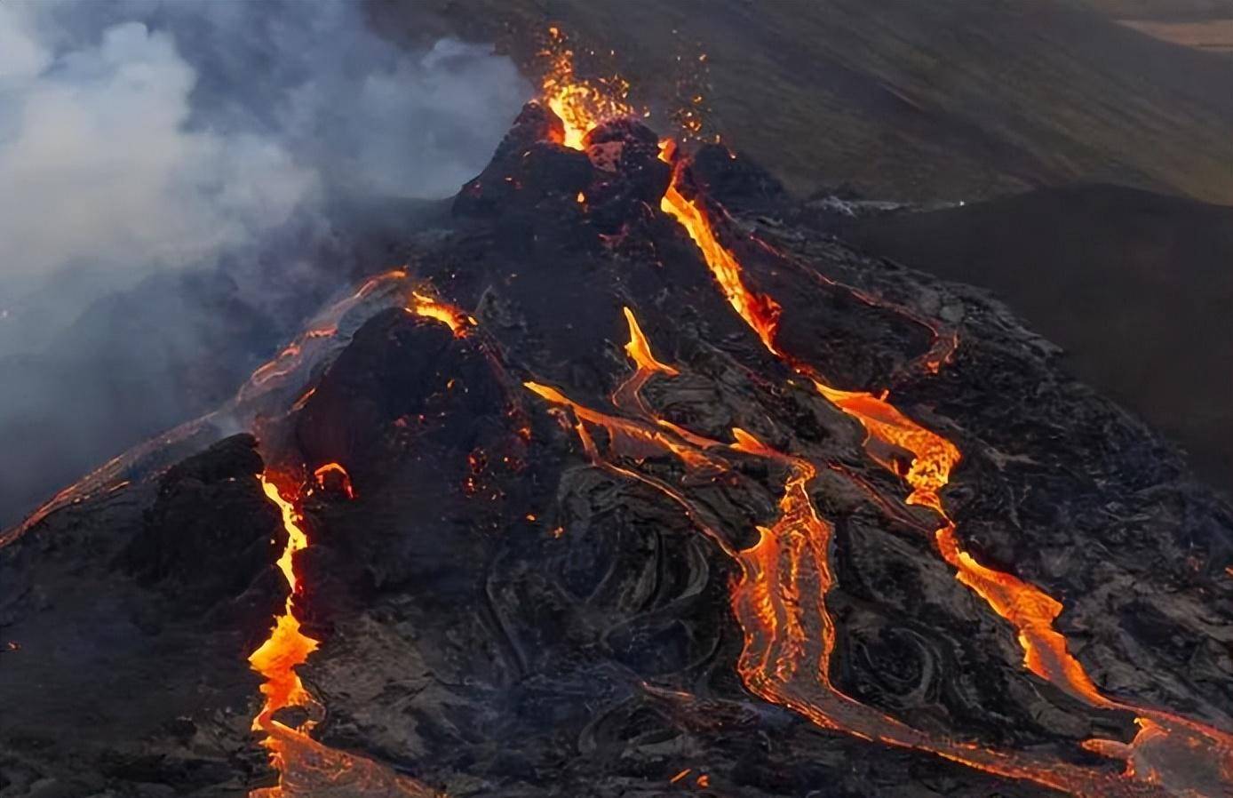 火山爆发所造成的灾害有很多,比如熔岩流,火山泥石流等等
