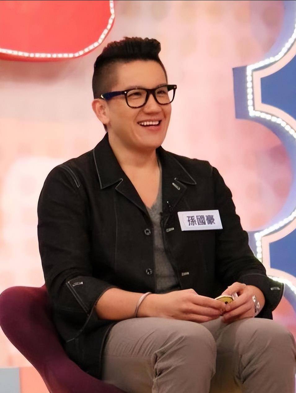 也就是林青霞结婚后,他和他用自己的方式帮助秦汉身边的人.