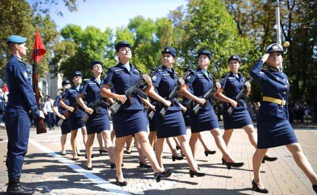 據報道,這些女兵非常擅長駕駛戰鬥機,運輸機和轟炸機,她們在參加訓練