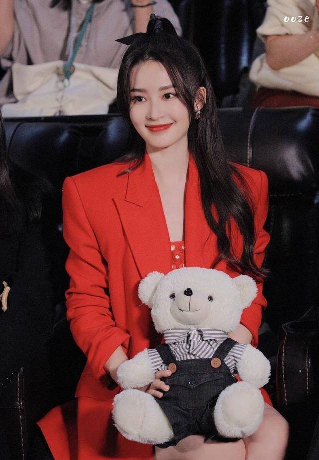 《温暖的抱抱》是由常远执导的一部喜剧电影,由常远,李沁,沈腾,乔杉