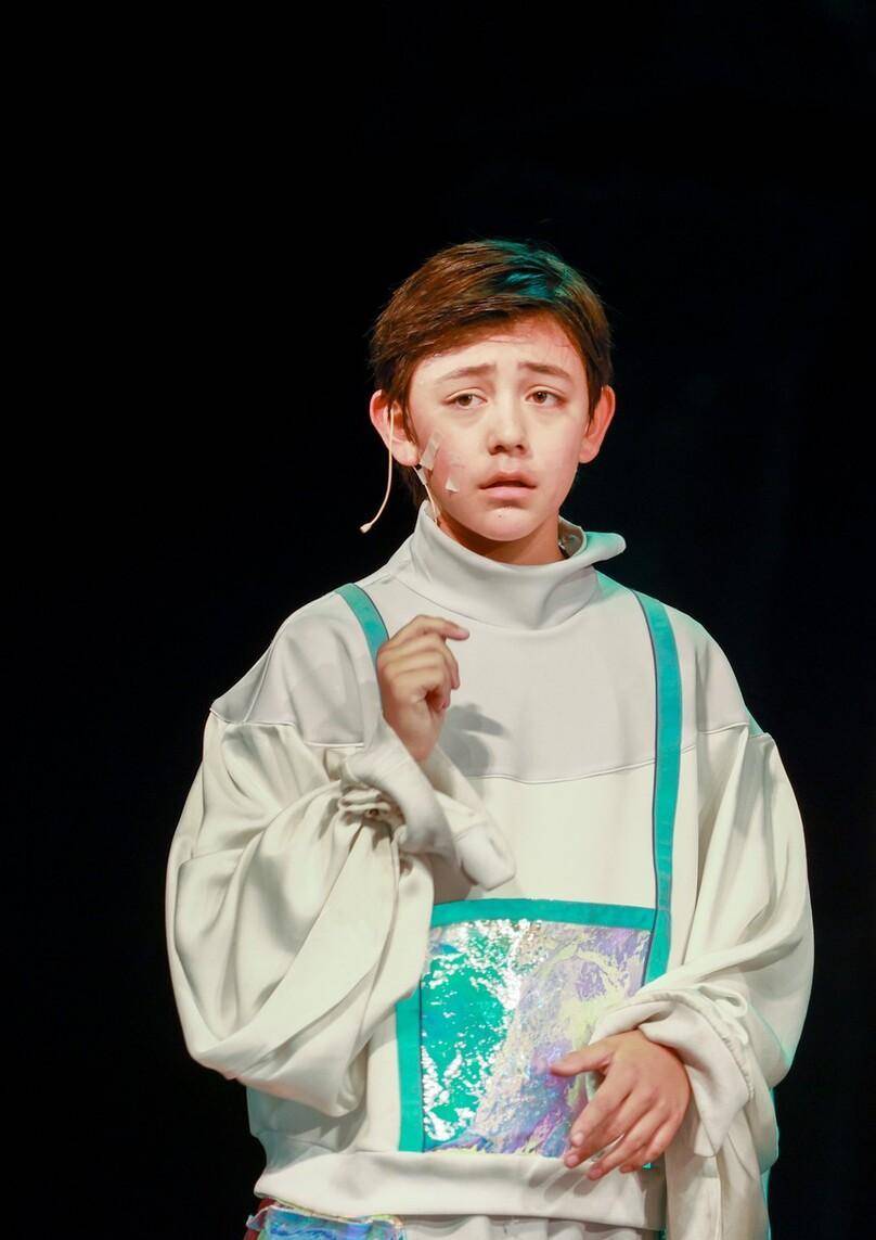 刘烨儿子刘诺一变身小艺术家出演音乐剧,女儿刘霓娜留卷发超漂亮