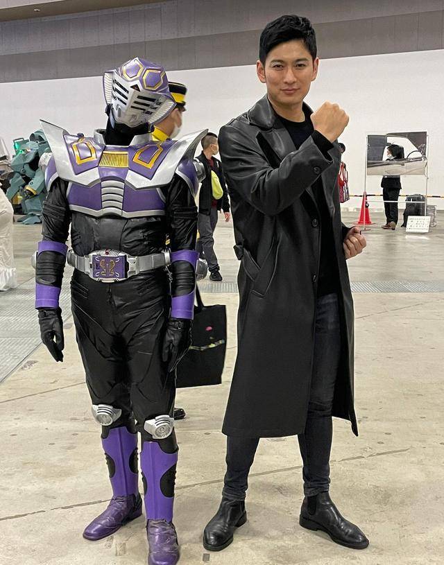 c101:假面骑士系列硬核cos夜骑与魔进两位骑士演员现场互动_王蛇_展会