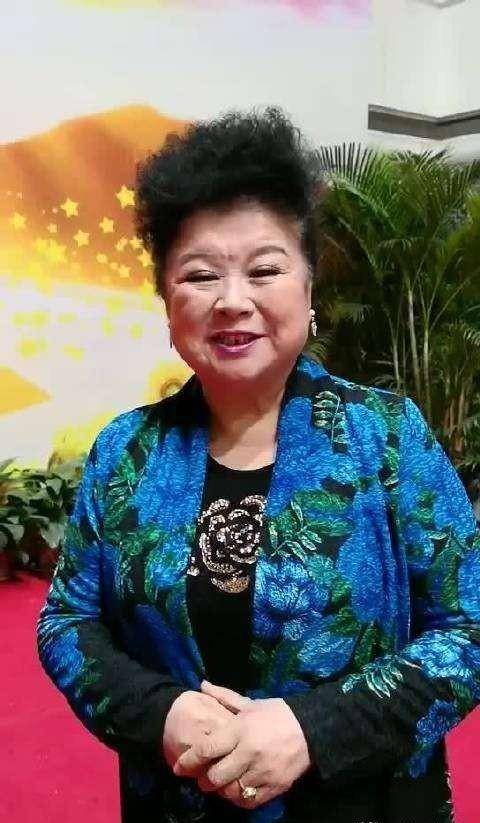 李静和闫学晶因都是二人转演员,都参演了《刘老根》和《笑笑茶楼》等