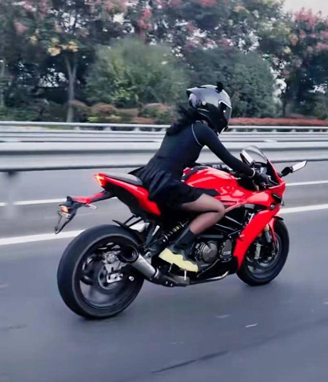 23岁美女网红飙车身亡,身份曝光,飙车照流出,有个细节不可原谅_摩托车