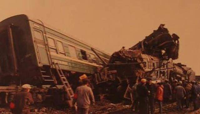 杨庄铁路事故:368次列车无人驾驶冲过车站,106人魂断杨庄_火车_闫景发