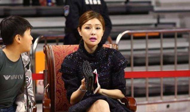 这位女老板的名字叫做吴迪,作为广东宏远集团董事长的太太,她不仅长得