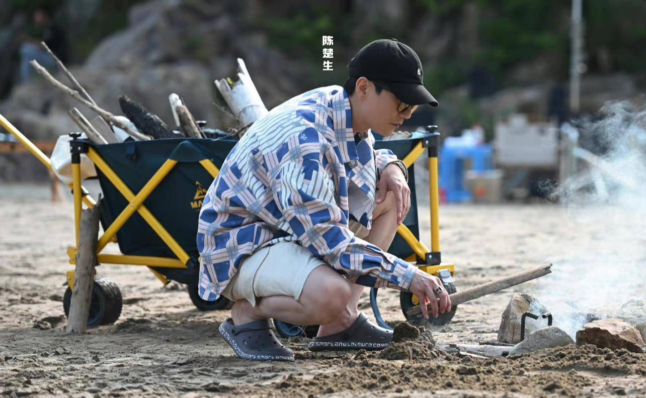 在最新一期节目中,录制是以沙滩为背景,搭帐篷,生火做饭,玩游戏,烧烤