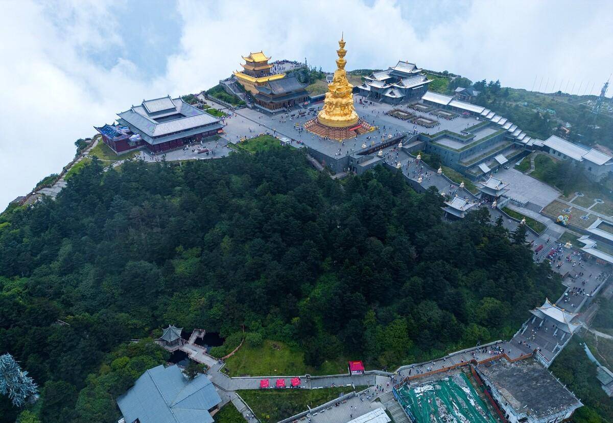 峨眉山惊现索马里景点,百元买香祈福,刚点燃进香炉就被清理