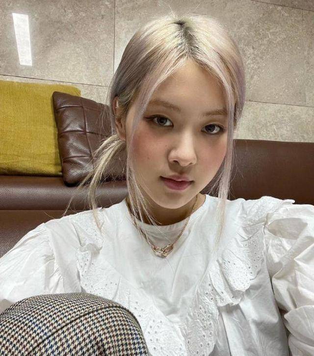 blackpink朴彩英晒照,大佬坐姿超飒,携爱犬直播送祝福豪宅曝光_hank